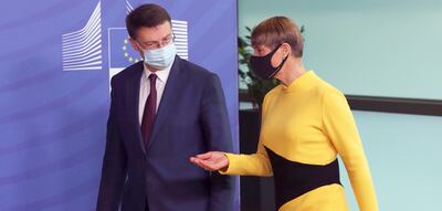 La presidente de Estonia, Kersti Kaljulaid (d), junto al vicepresidente de la Comisión Europea, Valdis Dombrovskis.