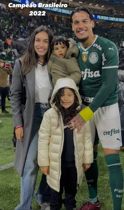 Gustavo Gómez celebró un nuevo campeonato con el Palmeiras rodeado de su esposa Jazmín Torres y sus hijos Pía y Lucca.