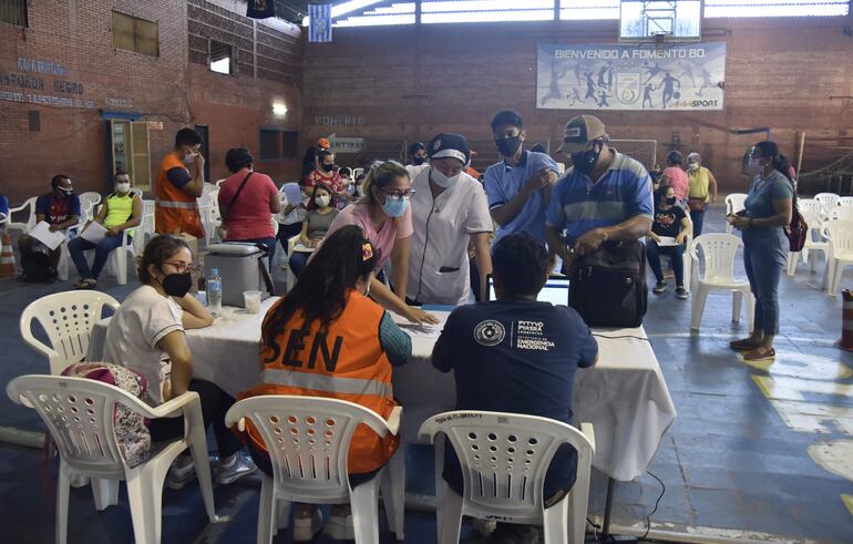 En el Fomento de barrio Obrero se recibió a un gran número de adolescentes y además se aplicó segundas y terceras dosis.