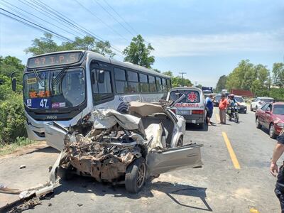 Sitio del accidente. Así quedó el vehículo que estuvo implicado en el choque y que conducía la víctima fatal.