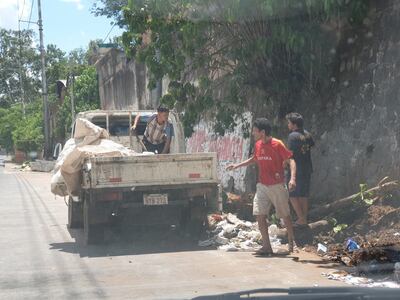 Según la denunciante, constantemente se descarga basura en la zona del Parque Caballero.