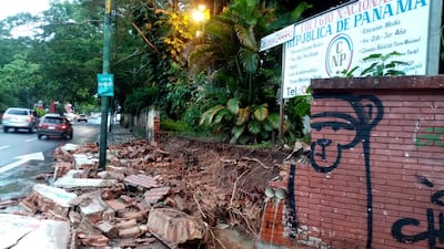 Se desplomó parte de la la muralla colegio y escuela República de Panamá, sobre la avenida Mariscal López, en pleno barrio Villa Morra.