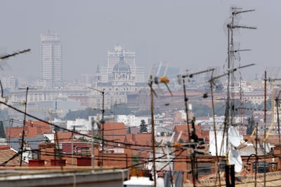 Vista de la Plaza de España y la Catedral de la Almudena en Madrid. El olor de los grandes incendios de Portugal llegó este martes hasta Madrid, informaron los servicios de emergencia españoles, en un momento en que ambos países luchan contra grandes fuegos.