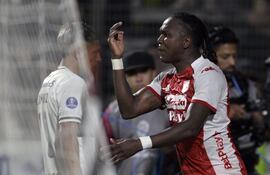 El delantero de Santa Fe Hugo Rodallega (D) gesticula durante el partido de vuelta de la fase de grupos de la Copa Sudamericana entre Gimnasia y Esgrima La Plata de Argentina e Independiente Santa Fe de Colombia en el estadio Juan Carmelo Zerillo en La Plata, provincia de Buenos Aires, Argentina, el 23 de mayo.