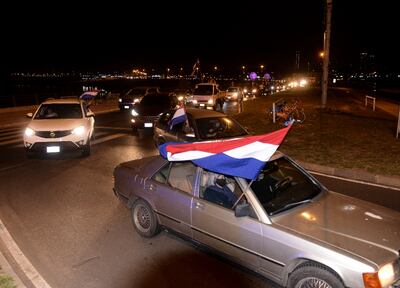 Caravana vehicular de repudio a la corrupción, anoche.