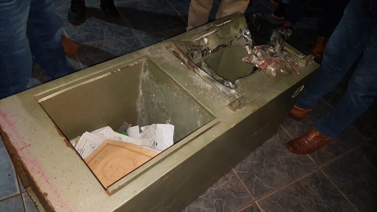 Caja fuerte de donde los asaltantes sacaron el dinero robado