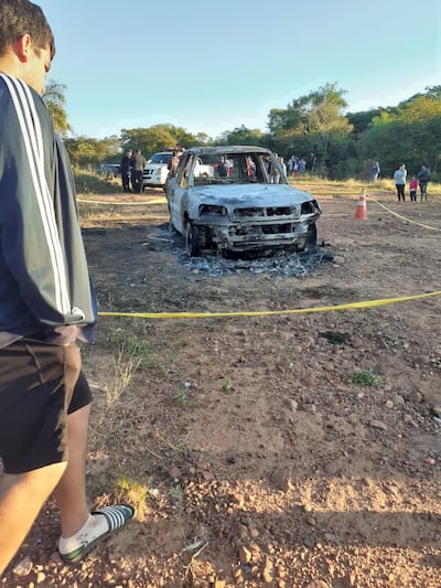 El vehículo incinerado en que se halló el cuerpo, en la excantera del cerro Patiño.