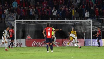 El festejo del segundo gol de Tacuary, por parte de Elvio Vera (d).