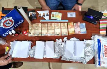 Las evidencias incautadas del poder del camerunés involucrado en el esquema de falsificación de dólares.