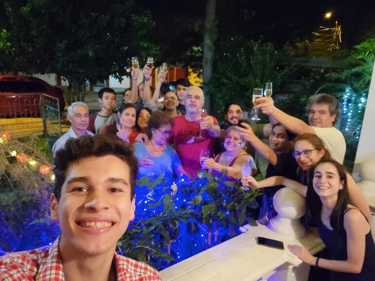 Rodrigo Hermosa (i) celebra con su familia un año histórico, tras el debut en los Juegos Paralímpicos.