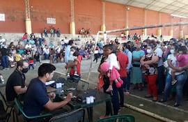 Beneficiarios del programa Tekoporã recibiendo el cobro en Fuerte Olimpo.