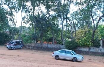 El automóvil Toyota Premio abandonado en el Hospital Distrital de Carapeguá.