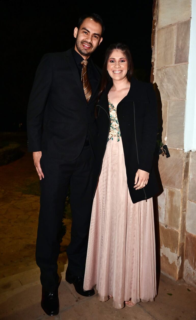 Antonio Enciso y Vanessa Trinhtamer.