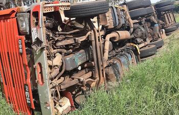 El conductor del camión habría perdido el control durante una curva.pe