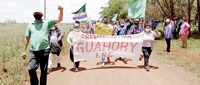 Marcha realizada ayer por la Federación Nacional Campesina (FNC) en las tierras ocupadas de Guahory.
