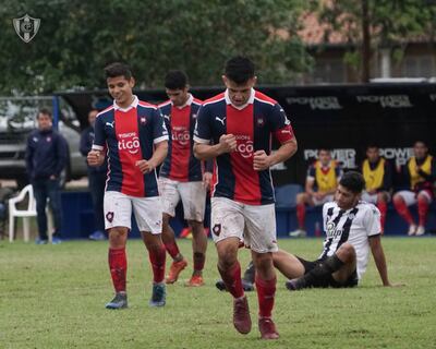 Ángel González (c) marcó tres de los cinco goles de Cerro Porteño en la victoria ante Libertad y es goleador de la categoría con seis tantos.