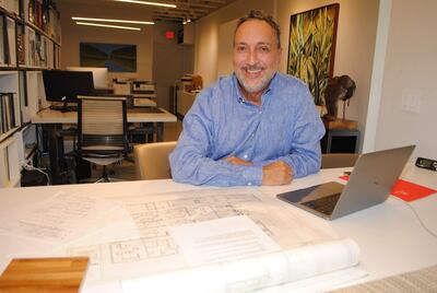 La pandemia cambió nuestra forma de vivir y nos obligó a repensar nuestras casas para abrirlas a lo que promueve el "bienestar y la armonía" y cerrarlas a los espacios que son "solo bonitos o elegantes", dice el reconocido diseñador Santiago Bernal.