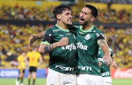 Gustavo Gómez y Luan forman la dupla defensiva del Palmeiras, que buscará sumar hoy otro festejo.