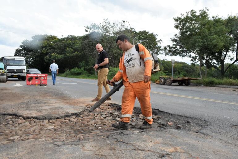 Municipalidad de Luque tapó bache luego de accidente. El director Adrián González (remera negra y pantalón color mostaza) en la zona de obras)