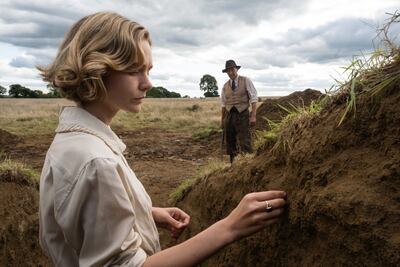 Carey Mulligan y Ralph Fiennes en "La excavación".