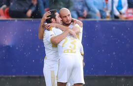 Carlos González (d) celebra su con con Juan Pablo Vigón.