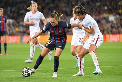 La noruega Caroline Graham (i), del Barcelona, cubre la posesión del balón ante la japonesa Moeka Minami, de la Roma, durante el partido disputado ayer en el Camp Nou.