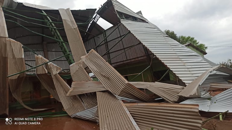 Imagen evidencia el desparramo de chapas, hierros y pilares del polideportivo que quedó en una condición deplorable.