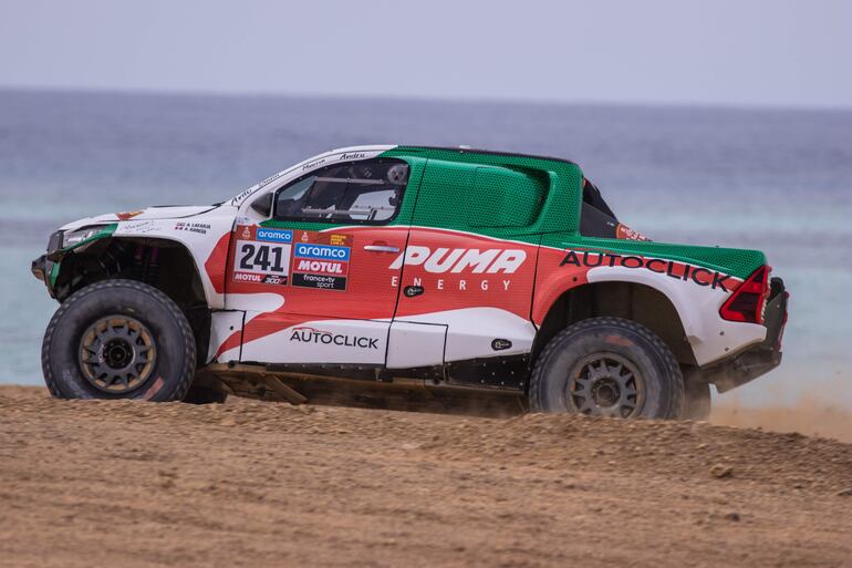 Andrea Lafarja Bittar junto a Ashley García, a bordo de la Totyota Hilux V8 en su paso por el prólogo del Dakar 2023.