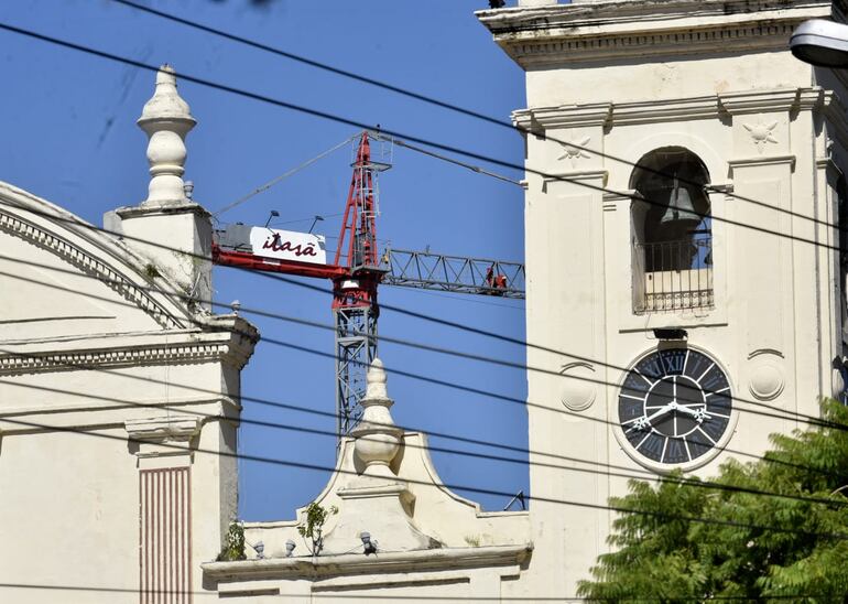El reloj del campanario de la Catedral marcaba la hora oficial paraguaya. Hoy está antecedido por una maraña de cables y detrás se ve la grúa de la obra de la UC.