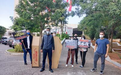 Un grupo de jóvenes llevó ataúdes  y carteles frente a la Municipalidad de Asunción como protesta.