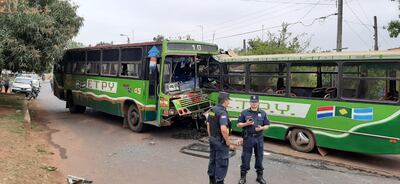 Dos colectivos colisionaron de manera frontal en Toledo Cañada de Capiatá.