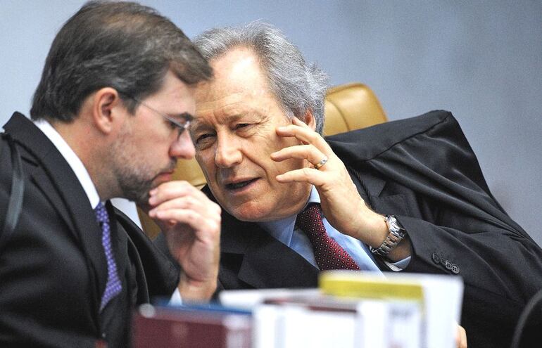 El magistrado del Tribunal Federal de Brasil, Ricardo Lewandowski (d) conversa con su colega José A. Dias Toffoli. (archivo)