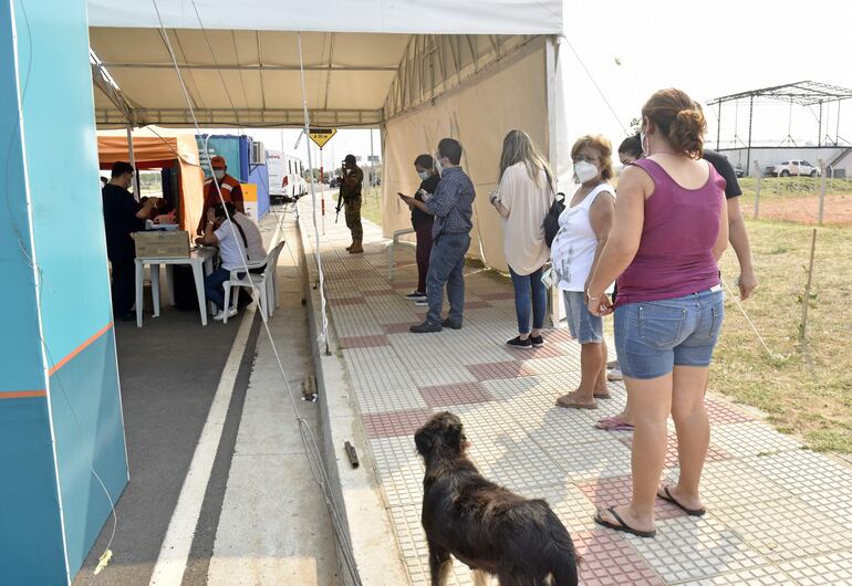 Un grupo de gente que recibió su primera dosis en la Costanera de Asunción, se acercó esta vez a pie para recibir su segunda vacuna. El hecho causó la queja de quienes llevaban largas horas aguardando.