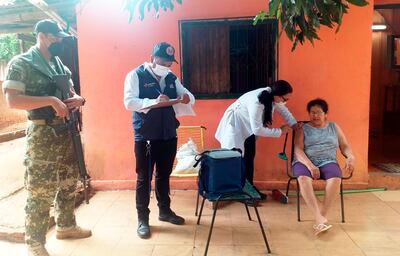 Militares, policías y agentes de la SEN forman parte de la comitiva que visita las casas en el este.