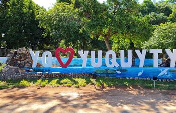 Vecinos celebran la inauguración del nuevo corpóreo “Yo amo Yuquyty” en Nueva Italia