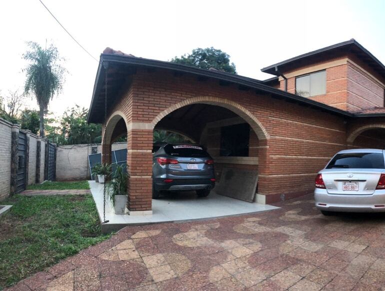 La lujosa casa del aduanero Luis Roberto Pereira Recalde allanada por la Fiscalía el sábado pasado.