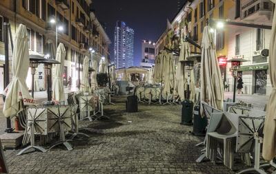 El centro de Milán se muestra desértico, al igual que otras ciudades de Europa, durante la segunda ola de la pandemia.