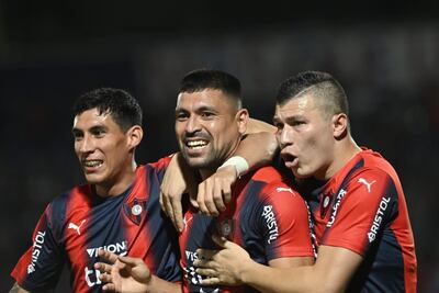 Juan Patiño (c) fue el autor del gol del triunfo de Cerro Porteño