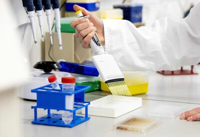 En Amsterdam desarrollan una vacuna contra el covid 19. En Francia un medicamento contra el reuma podría igualmente ayudar a combatir la enfermedad.