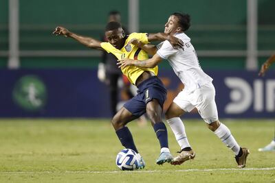 Alan Minda (i) de Ecuador disputa un balón con Franco González de Uruguay hoy, en un partido de la fase de grupos del Campeonato Sudamericano Sub'20 entre las selecciones de Ecuador y Uruguay en el estadio Deportivo Cali en Cali (Colombia).