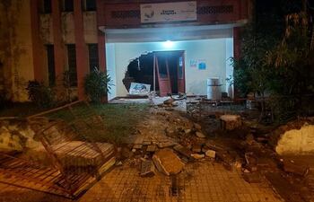 Personal militar atropelló con su camioneta el local de correos del Paraguay en Paraguarí