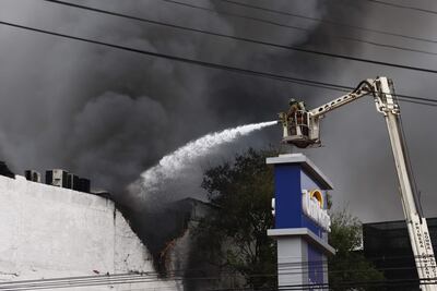 Bomberos trabajaron arduamente para sofocar las llamas.