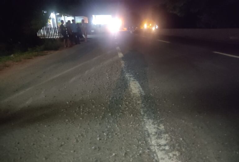 Piedras trituradas sobre el asfalto.