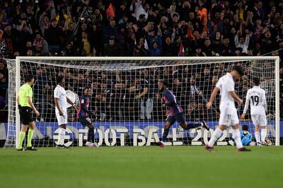 El marfileño Franck Kessie (C) inicia el festejo tras anotar el gol de la victoria para Barcelona en el clásico ante Real Madrid.