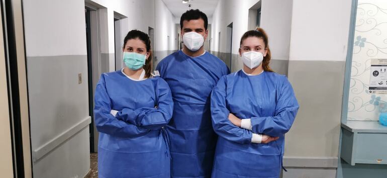 El Dr. José Pereira Brunelli (c) junto a sus colegas.