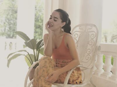 La cantante española Beatriz Luengo busca reivindicar la figura de la mujer en su versión de "Hawai".