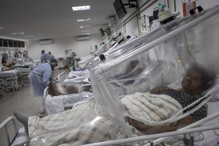 Una sala con pacientes en tratamiento de COVID-19 en el Hospital Municipal de Campaña Gilberto Novaes, en la ciudad de Manaos, Amazonas (Brasil).