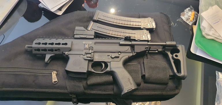 Sub fusil marca “Sig Sauer”, calibre 9 mm con dos cargadores