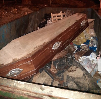 El ataúd fue hallado un contenedor en el barrio Ricardo Brugada de Asunción.