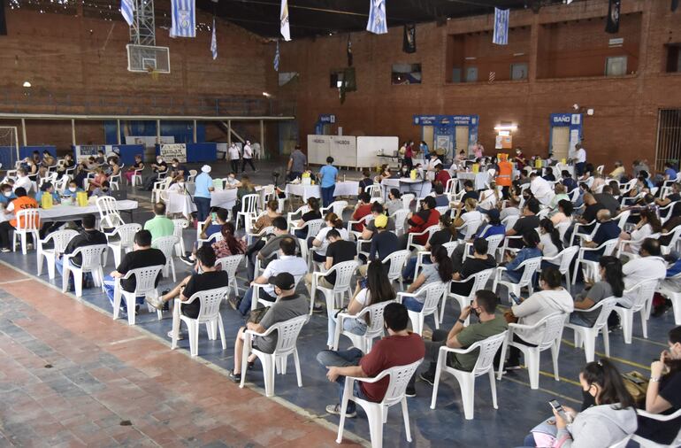 En barrio Obrero, la ciudadanía se acercó a inocularse desde muy temprano.